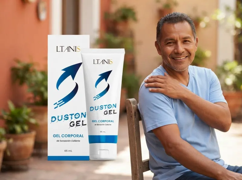 Hombre sonriente sentado en un patio soleado con macetas junto a Duston Gel