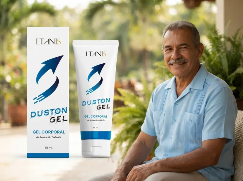 Hombre sonriente sentado en una terraza con helechos junto a Duston Gel