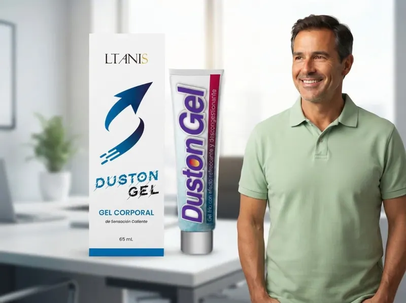 Hombre sonriente de pie en una oficina luminosa junto a Duston Gel
