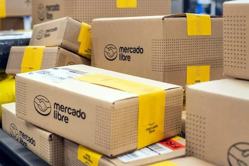 Cajas de cartón con cinta amarilla apiladas, listas para su envío